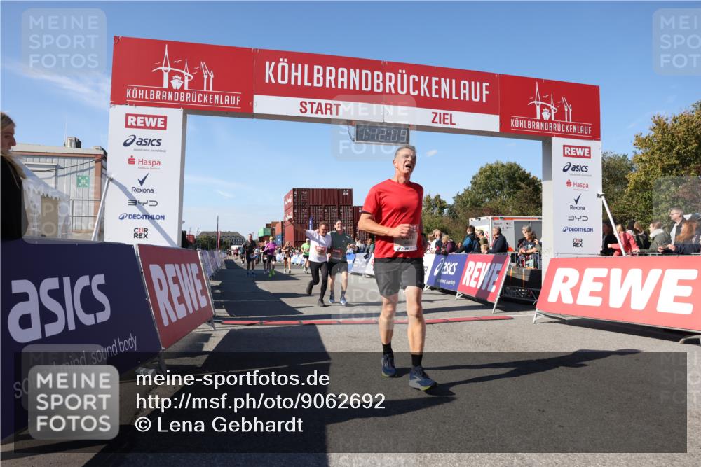 03.10.2025 - Köhlbrandbrückenlauf Lena Gebhardt http://msf.ph/oto/9062692 03.10.2025 13:12:09 Ziel 4176, 4305, 4369, 4468, 4470, 4474, 5644, 5856, 5910, 5911, 5927, 6098, 6121, 6184, 6185 meine-sportfotos.de