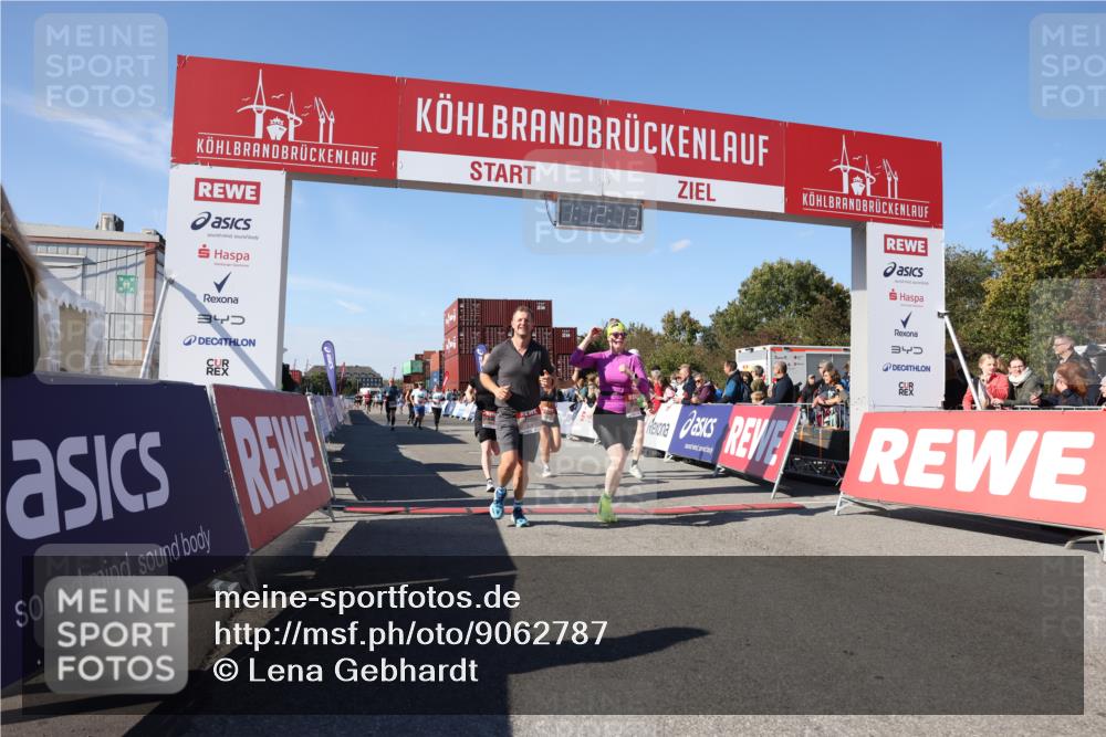 03.10.2025 - Köhlbrandbrückenlauf Lena Gebhardt http://msf.ph/oto/9062787 03.10.2025 13:12:13 Ziel 4176, 4305, 4369, 4468, 4470, 4474, 4656, 5644, 5856, 5927, 6098, 6121, 6184, 6185, 6565, 6566 meine-sportfotos.de