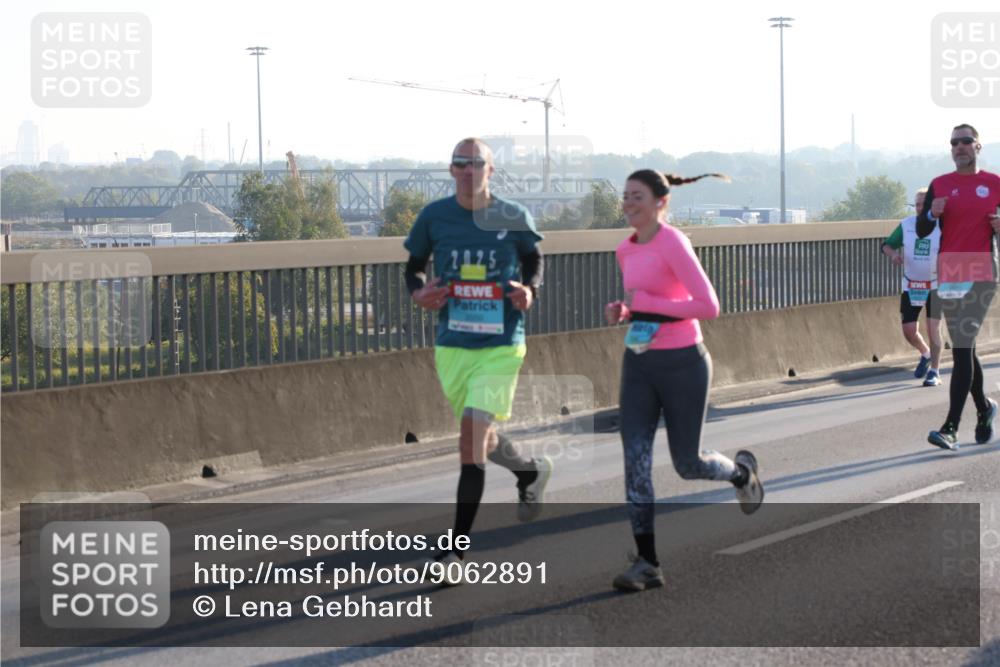 03.10.2025 - Köhlbrandbrückenlauf Lena Gebhardt http://msf.ph/oto/9062891 03.10.2025 09:20:30 Position 1 2025 meine-sportfotos.de