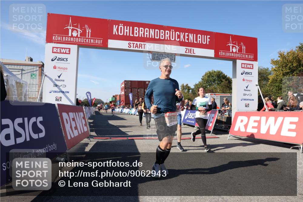 03.10.2025 - Köhlbrandbrückenlauf Lena Gebhardt http://msf.ph/oto/9062943 03.10.2025 13:12:19 Ziel 4266, 4305, 4369, 4470, 4474, 4656, 4908, 5062, 5644, 6098, 6121, 6185, 6565, 6566 meine-sportfotos.de
