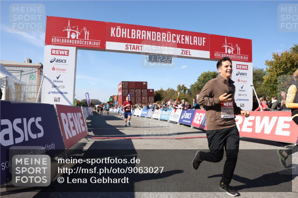 03.10.2025 - Köhlbrandbrückenlauf Lena Gebhardt http://msf.ph/oto/9063027 03.10.2025 13:12:23 Ziel 4189, 4266, 4638, 4656, 4745, 4908, 5062, 5644, 6098, 6185, 6565, 6566 meine-sportfotos.de