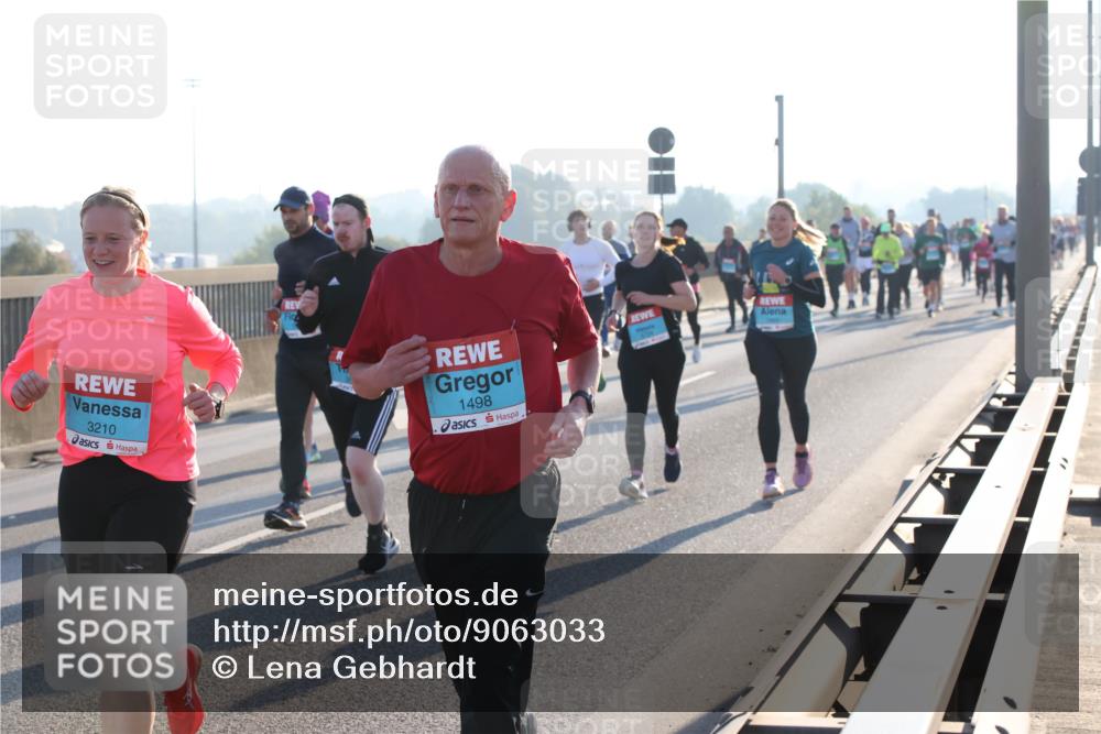 03.10.2025 - Köhlbrandbrückenlauf Lena Gebhardt http://msf.ph/oto/9063033 03.10.2025 09:20:36 Position 1 3210, 1498 meine-sportfotos.de