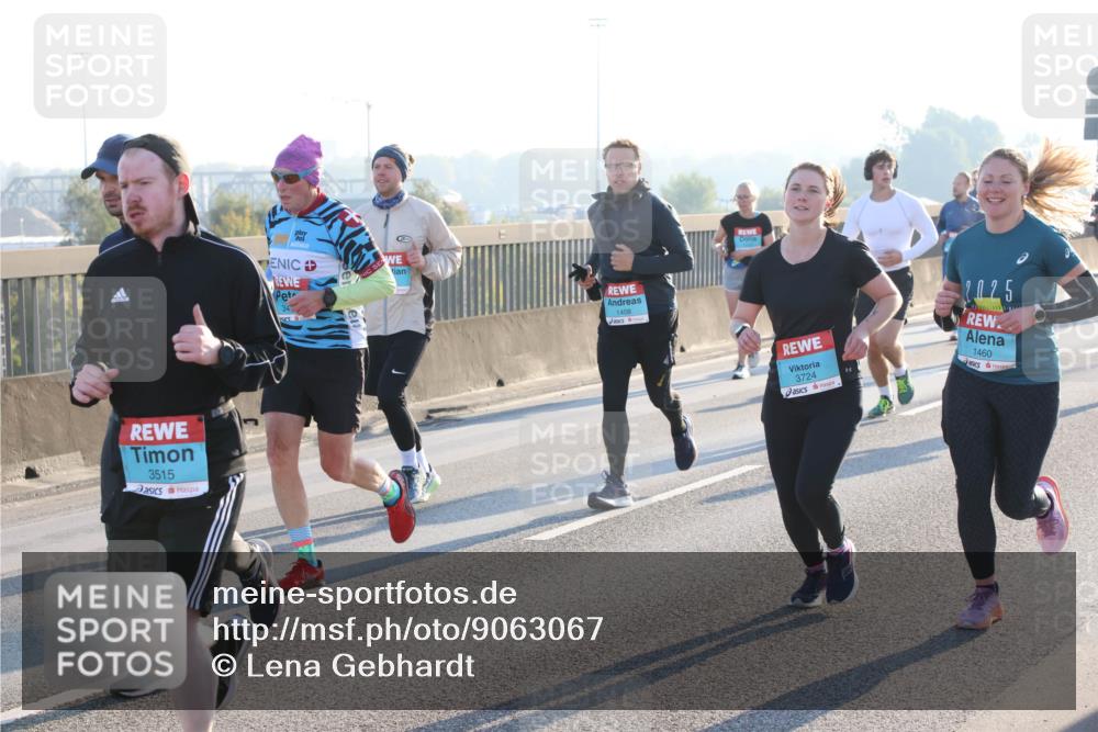 03.10.2025 - Köhlbrandbrückenlauf Lena Gebhardt http://msf.ph/oto/9063067 03.10.2025 09:20:37 Position 1 3515, 34, 1408, 3724, 2025, 1460 meine-sportfotos.de