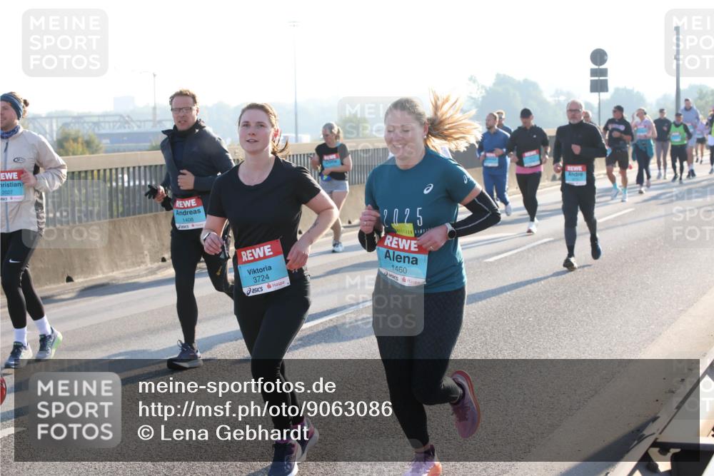 03.10.2025 - Köhlbrandbrückenlauf Lena Gebhardt http://msf.ph/oto/9063086 03.10.2025 09:20:38 Position 1 2027, 1408, 3724, 2025, 1460 meine-sportfotos.de