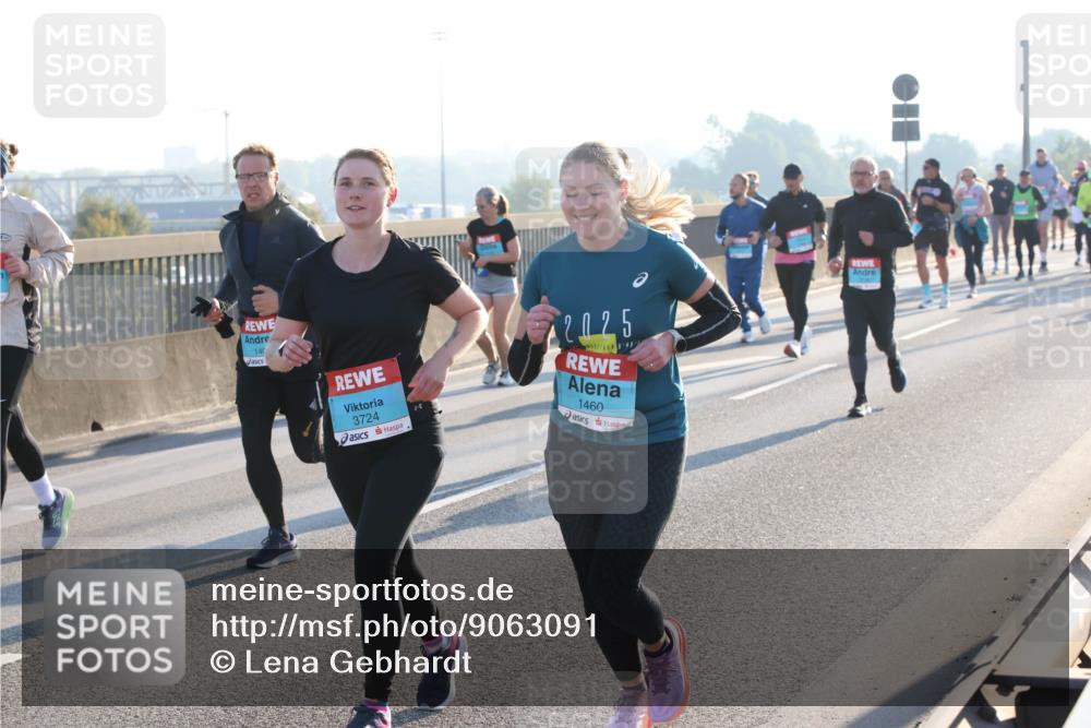 03.10.2025 - Köhlbrandbrückenlauf Lena Gebhardt http://msf.ph/oto/9063091 03.10.2025 09:20:38 Position 1 140, 3724, 2025, 1460 meine-sportfotos.de
