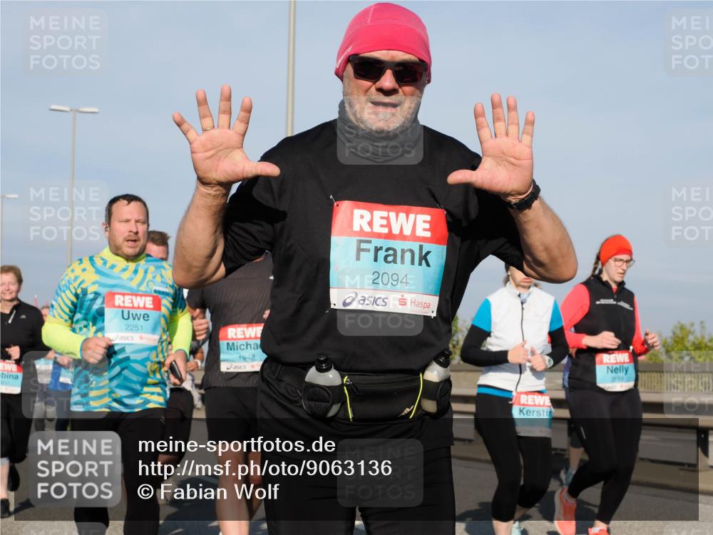 03.10.2025 - Köhlbrandbrückenlauf Fabian Wolf http://msf.ph/oto/9063136 03.10.2025 10:06:36 Position 3 2251, 2094, 1948, 3232, 3199 meine-sportfotos.de