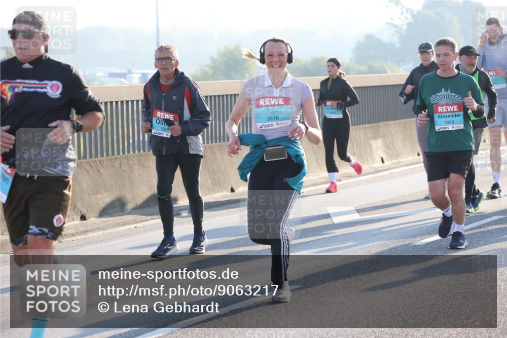 03.10.2025 - Köhlbrandbrückenlauf Lena Gebhardt http://msf.ph/oto/9063217 03.10.2025 09:20:44 Position 1 128, 3818, 1699 meine-sportfotos.de