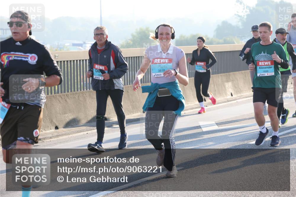 03.10.2025 - Köhlbrandbrückenlauf Lena Gebhardt http://msf.ph/oto/9063221 03.10.2025 09:20:44 Position 1 76, 128, 3818, 1699 meine-sportfotos.de
