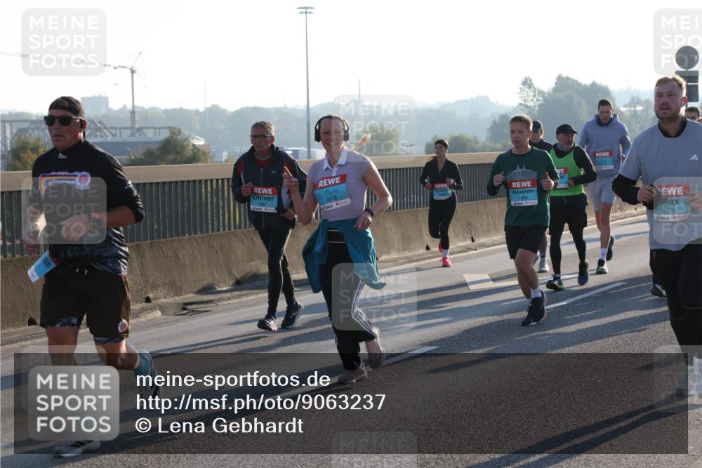 03.10.2025 - Köhlbrandbrückenlauf Lena Gebhardt http://msf.ph/oto/9063237 03.10.2025 09:20:44 Position 1 1287, 3818, 1699, 1505 meine-sportfotos.de
