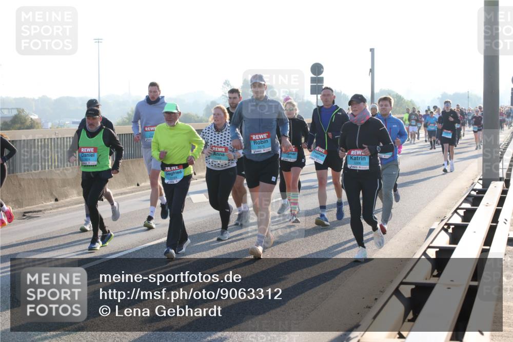 03.10.2025 - Köhlbrandbrückenlauf Lena Gebhardt http://msf.ph/oto/9063312 03.10.2025 09:20:46 Position 1 1674, 1164, 3375, 1162 meine-sportfotos.de