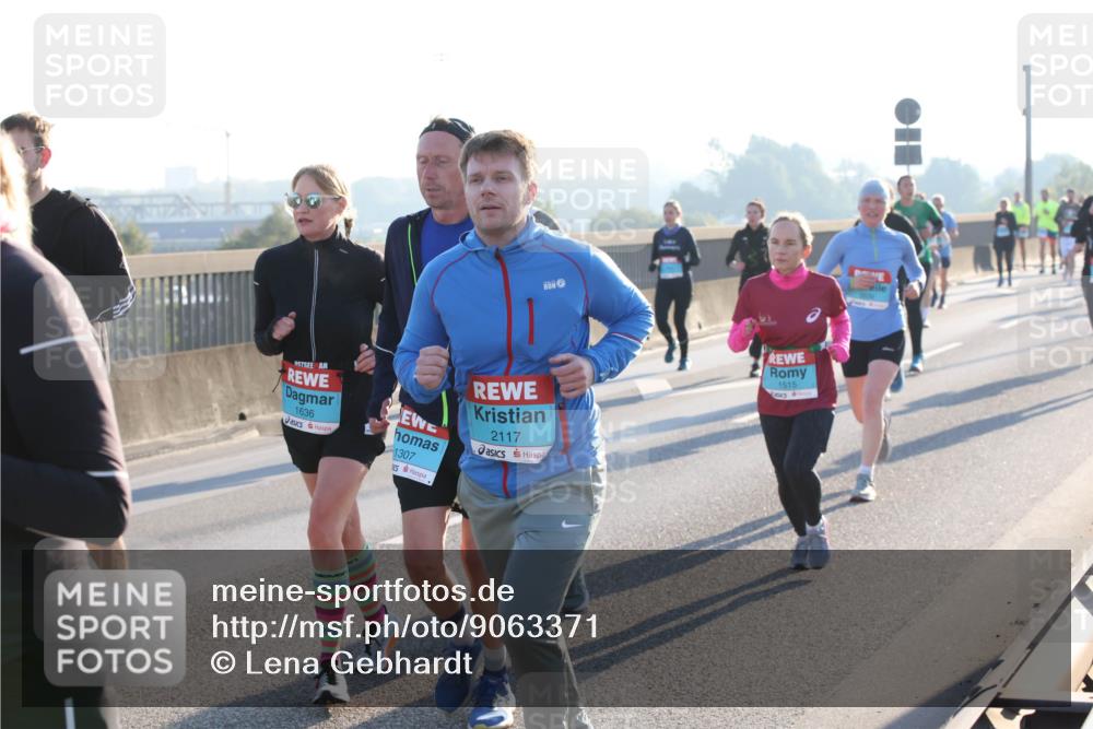03.10.2025 - Köhlbrandbrückenlauf Lena Gebhardt http://msf.ph/oto/9063371 03.10.2025 09:20:49 Position 1 1636, 1307, 2117, 1515 meine-sportfotos.de