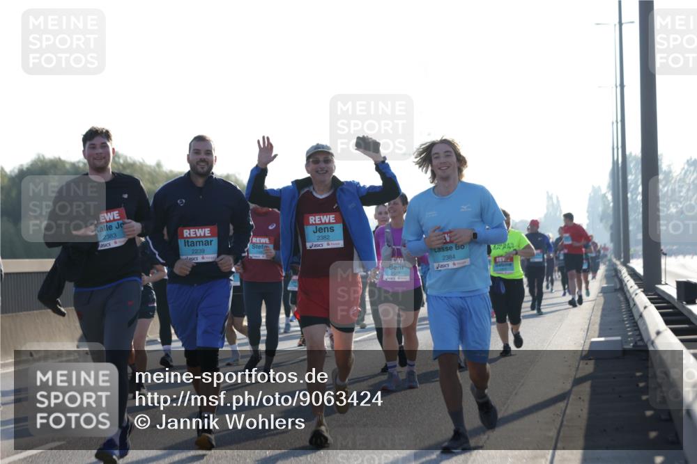 03.10.2025 - Köhlbrandbrückenlauf Jannik Wohlers http://msf.ph/oto/9063424 03.10.2025 09:24:06 Position 3 2383, 2382, 2239, 2384, 237 meine-sportfotos.de