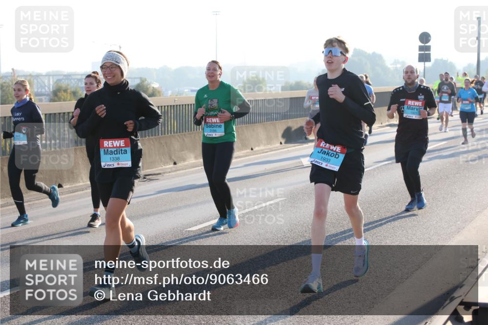 03.10.2025 - Köhlbrandbrückenlauf Lena Gebhardt http://msf.ph/oto/9063466 03.10.2025 09:20:53 Position 1 3743, 1338, 3186, 1933, 1921 meine-sportfotos.de