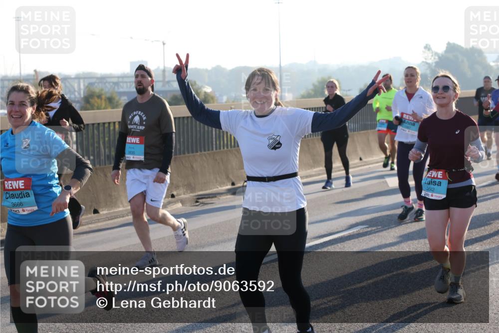 03.10.2025 - Köhlbrandbrückenlauf Lena Gebhardt http://msf.ph/oto/9063592 03.10.2025 09:20:59 Position 1 3666, 3835, 3642 meine-sportfotos.de