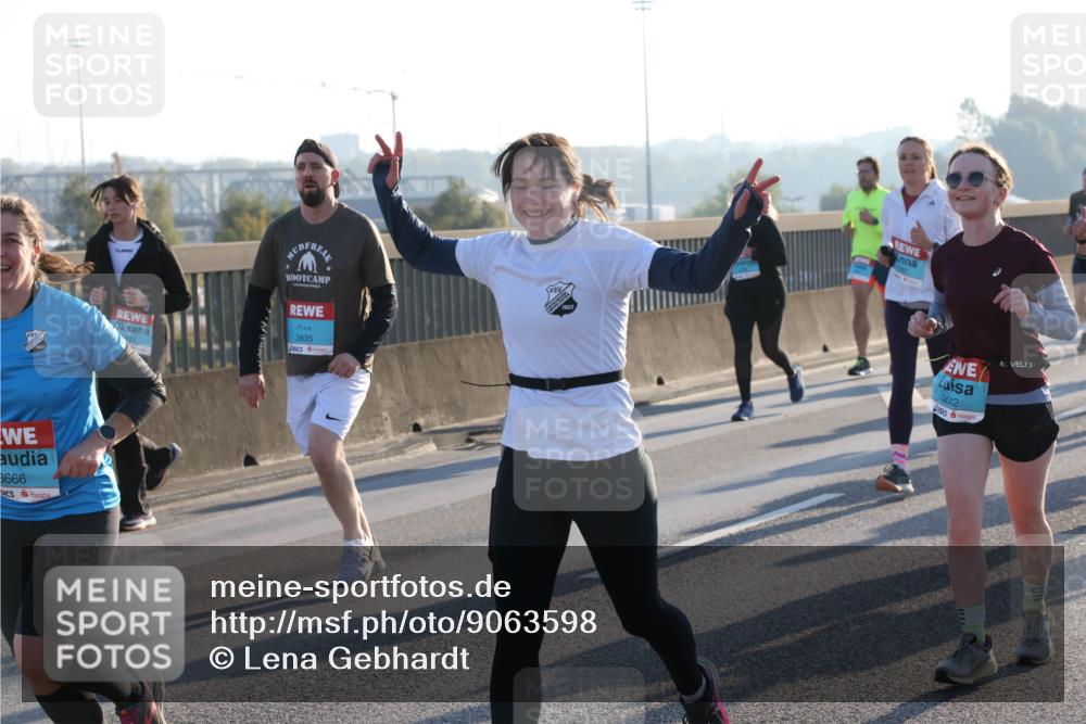 03.10.2025 - Köhlbrandbrückenlauf Lena Gebhardt http://msf.ph/oto/9063598 03.10.2025 09:20:59 Position 1 3666, 3835, 1922, 3642 meine-sportfotos.de