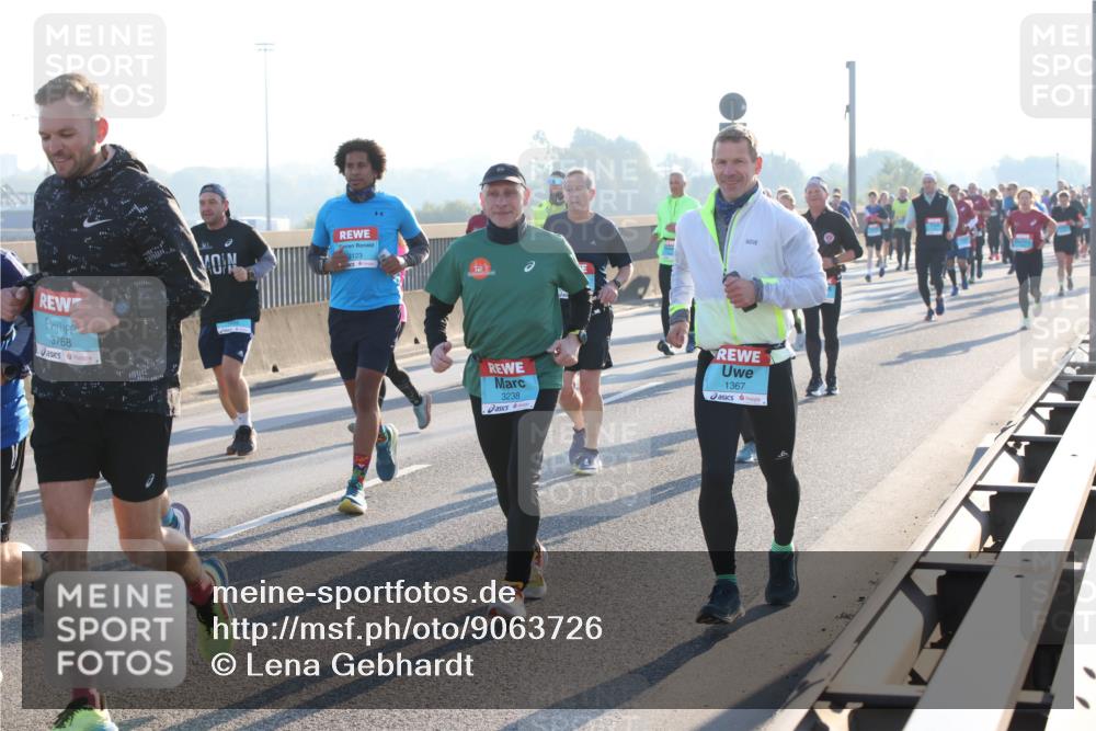 03.10.2025 - Köhlbrandbrückenlauf Lena Gebhardt http://msf.ph/oto/9063726 03.10.2025 09:21:03 Position 1 3768, 3123, 3238, 1367 meine-sportfotos.de