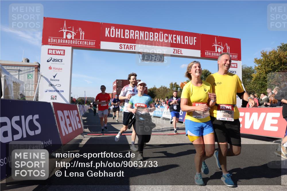 03.10.2025 - Köhlbrandbrückenlauf Lena Gebhardt http://msf.ph/oto/9063733 03.10.2025 13:13:02 Ziel 4446, 4487, 4528, 4559, 4628, 4671, 4748, 4965, 5051, 5381, 5673, 5674, 6303, 6393, 6496, 6497, 6530, 6705, 6742, 6755 meine-sportfotos.de