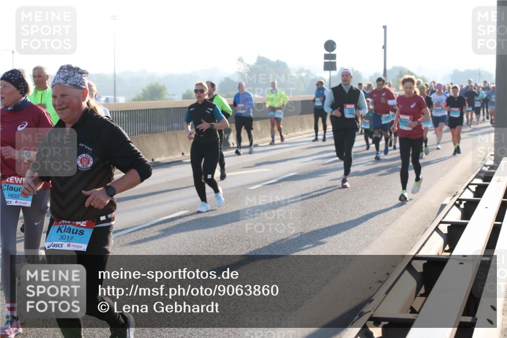 03.10.2025 - Köhlbrandbrückenlauf Lena Gebhardt http://msf.ph/oto/9063860 03.10.2025 09:21:07 Position 1 1633, 1910, 3017 meine-sportfotos.de