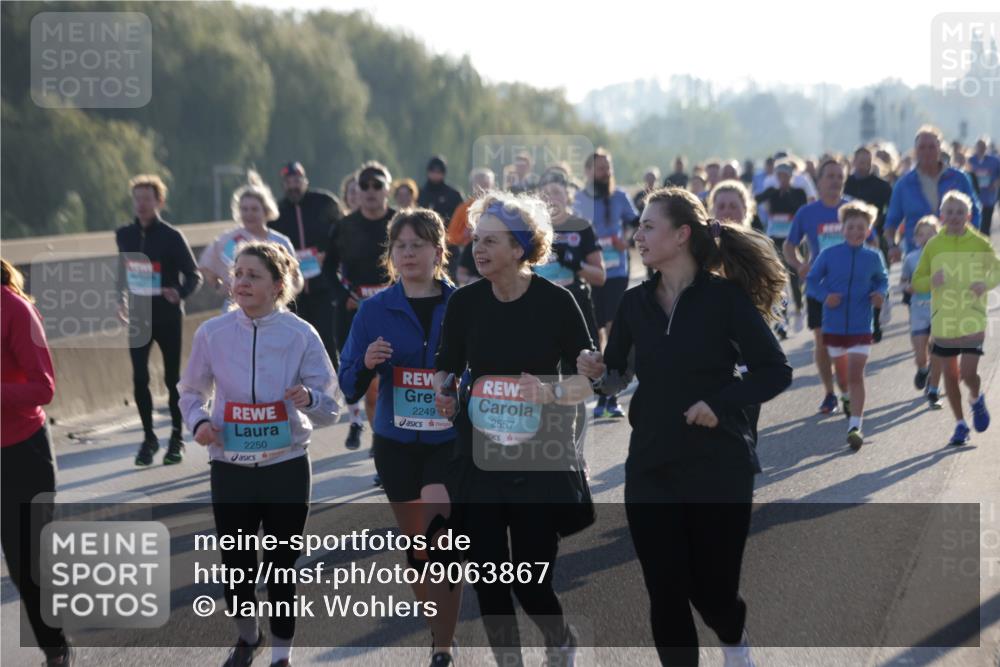 03.10.2025 - Köhlbrandbrückenlauf Jannik Wohlers http://msf.ph/oto/9063867 03.10.2025 09:24:36 Position 3 2249, 2557, 2250 meine-sportfotos.de