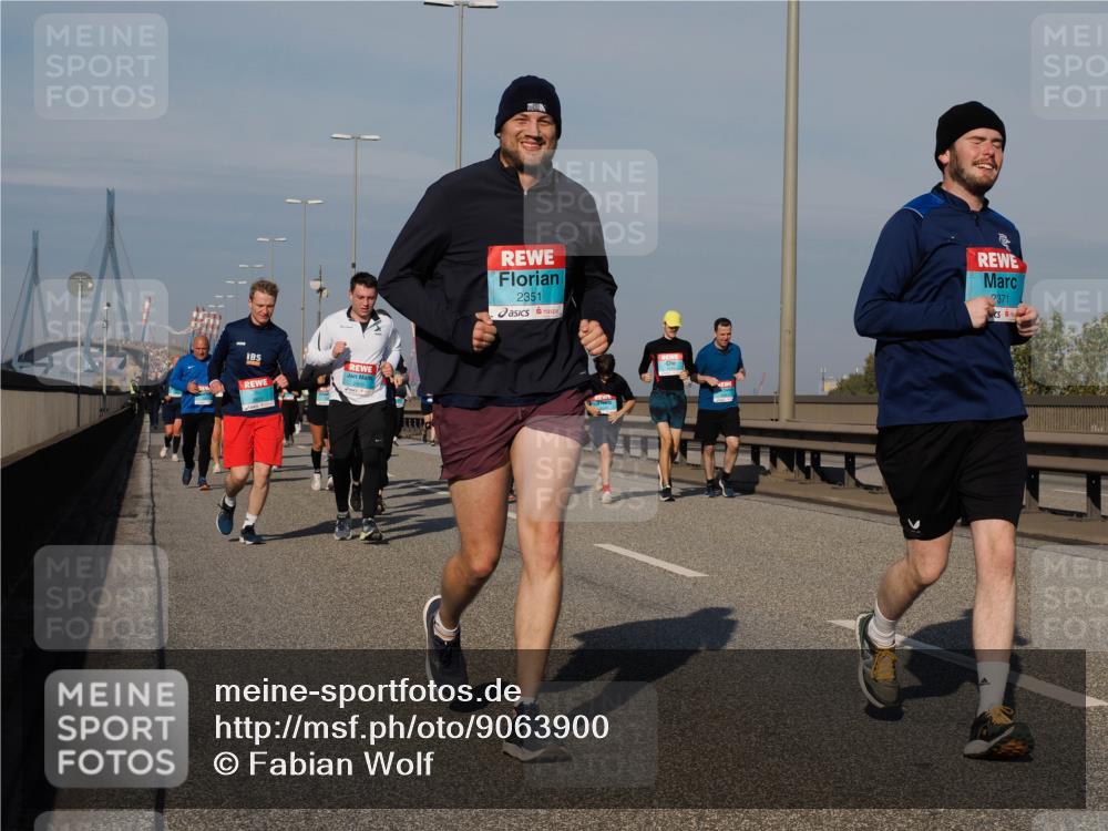03.10.2025 - Köhlbrandbrückenlauf Fabian Wolf http://msf.ph/oto/9063900 03.10.2025 10:07:07 Position 3 2351, 2371 meine-sportfotos.de