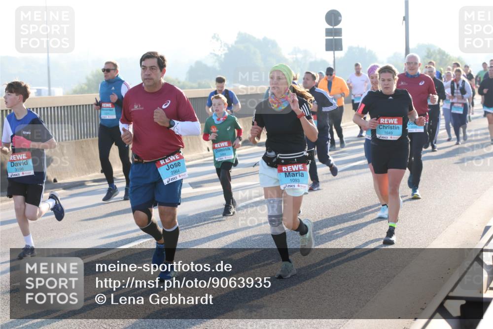 03.10.2025 - Köhlbrandbrückenlauf Lena Gebhardt http://msf.ph/oto/9063935 03.10.2025 09:21:11 Position 1 3196, 2964, 3499, 1093, 1649 meine-sportfotos.de