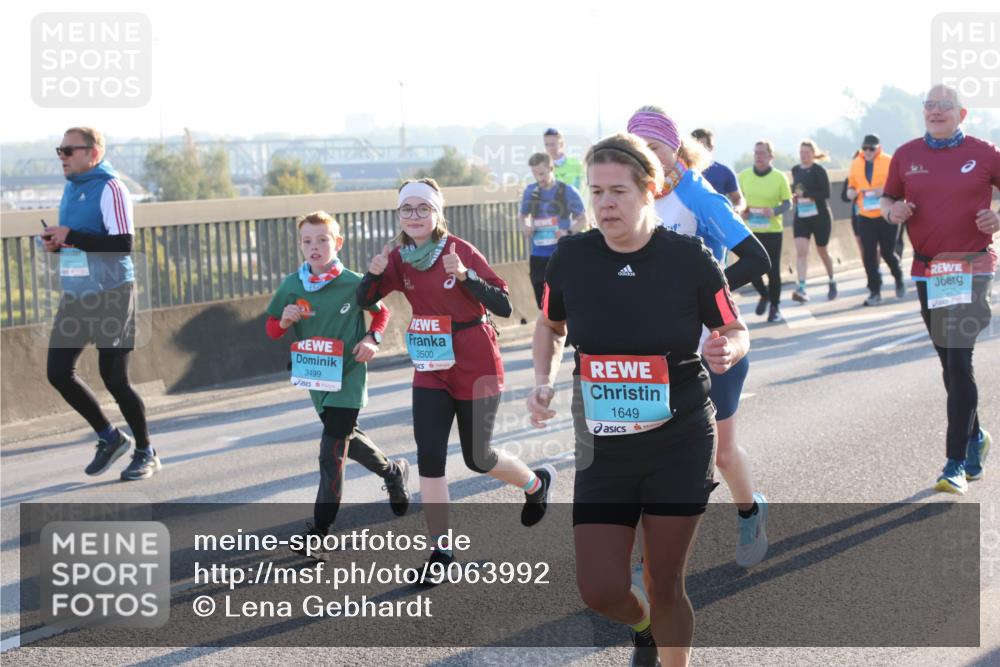 03.10.2025 - Köhlbrandbrückenlauf Lena Gebhardt http://msf.ph/oto/9063992 03.10.2025 09:21:14 Position 1 3499, 3500, 1649 meine-sportfotos.de