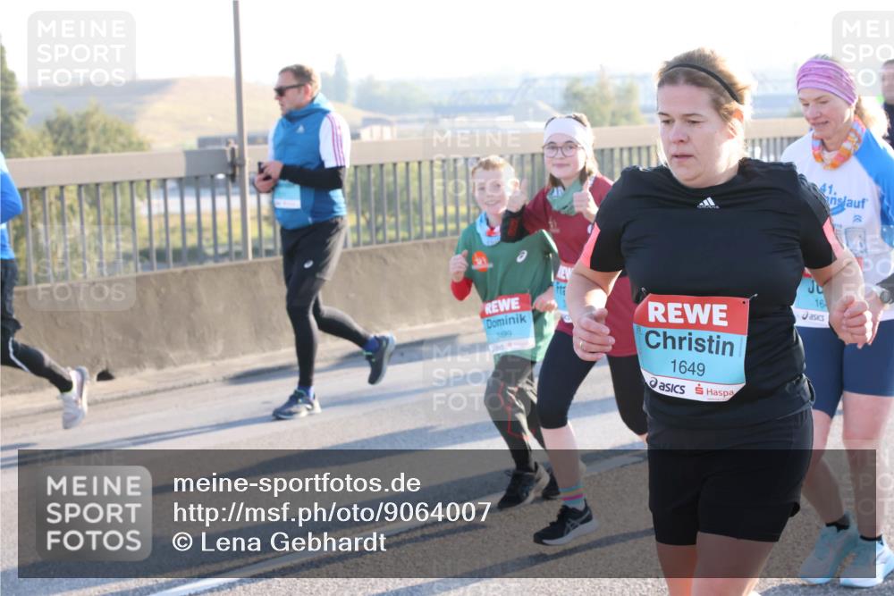 03.10.2025 - Köhlbrandbrückenlauf Lena Gebhardt http://msf.ph/oto/9064007 03.10.2025 09:21:14 Position 1 41, 2, 3499, 1649, 16 meine-sportfotos.de