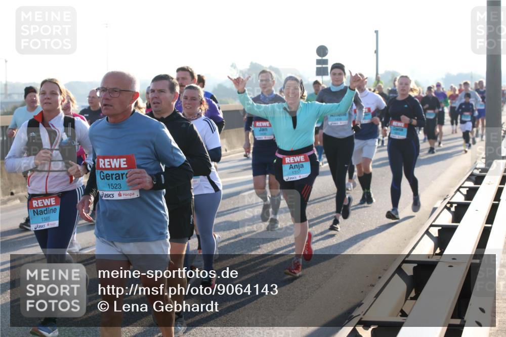 03.10.2025 - Köhlbrandbrückenlauf Lena Gebhardt http://msf.ph/oto/9064143 03.10.2025 09:21:20 Position 1 1565, 1523, 1439, 1337 meine-sportfotos.de