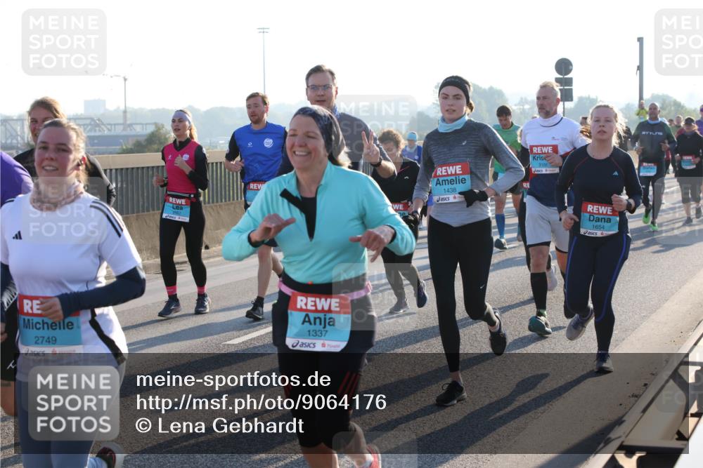 03.10.2025 - Köhlbrandbrückenlauf Lena Gebhardt http://msf.ph/oto/9064176 03.10.2025 09:21:21 Position 1 2749, 1337, 1438, 3166, 1654 meine-sportfotos.de