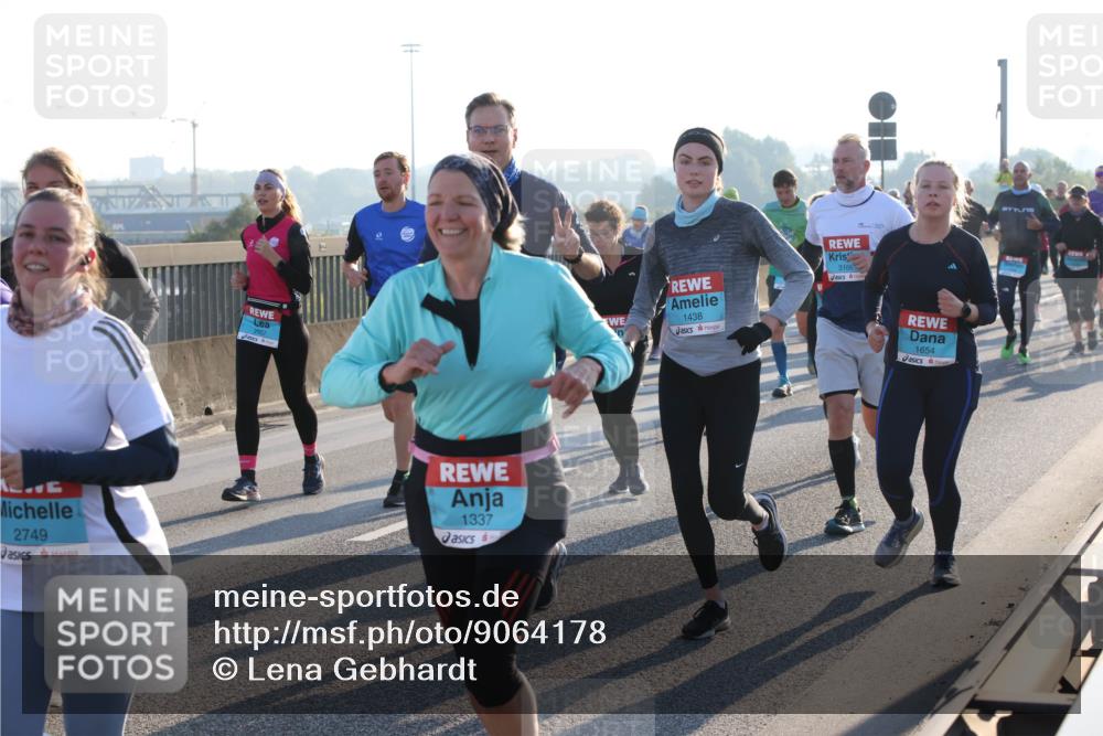03.10.2025 - Köhlbrandbrückenlauf Lena Gebhardt http://msf.ph/oto/9064178 03.10.2025 09:21:21 Position 1 2749, 1337, 1438, 3166, 1654 meine-sportfotos.de