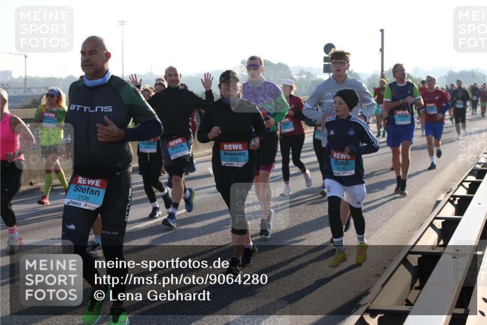 03.10.2025 - Köhlbrandbrückenlauf Lena Gebhardt http://msf.ph/oto/9064280 03.10.2025 09:21:26 Position 1 2126, 3175, 3178 meine-sportfotos.de
