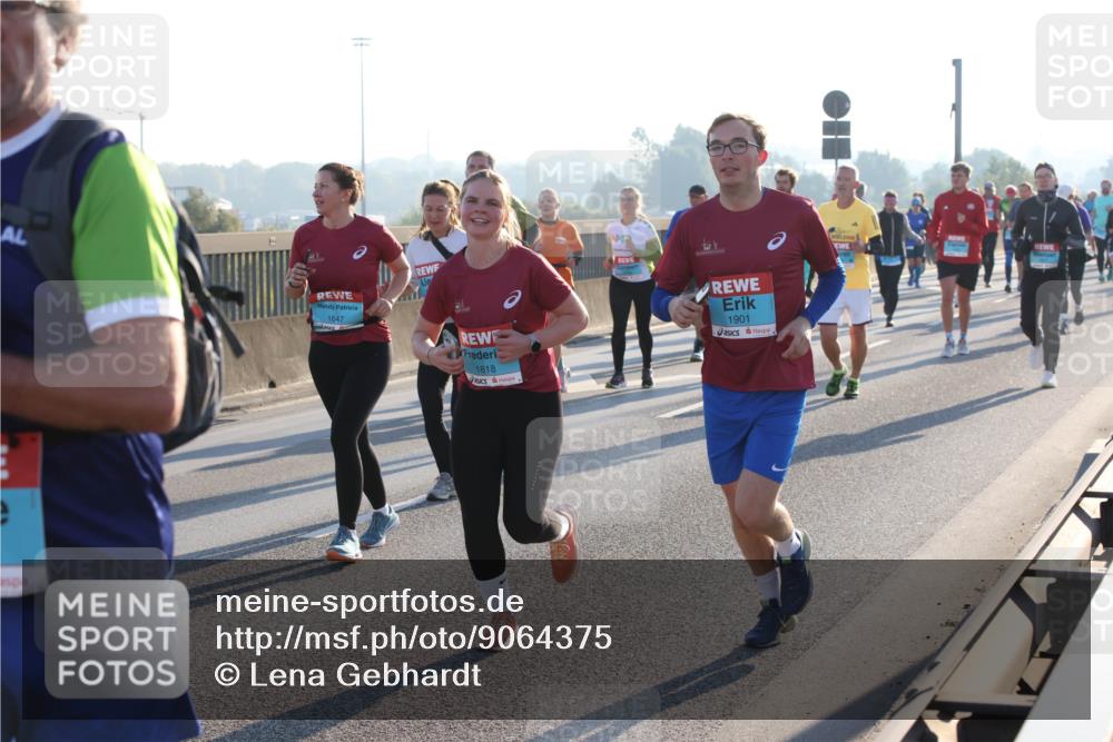 03.10.2025 - Köhlbrandbrückenlauf Lena Gebhardt http://msf.ph/oto/9064375 03.10.2025 09:21:30 Position 1 1647, 1818, 1901 meine-sportfotos.de