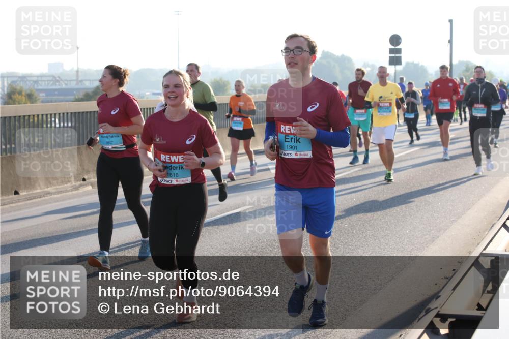 03.10.2025 - Köhlbrandbrückenlauf Lena Gebhardt http://msf.ph/oto/9064394 03.10.2025 09:21:31 Position 1 1647, 1818, 1901 meine-sportfotos.de