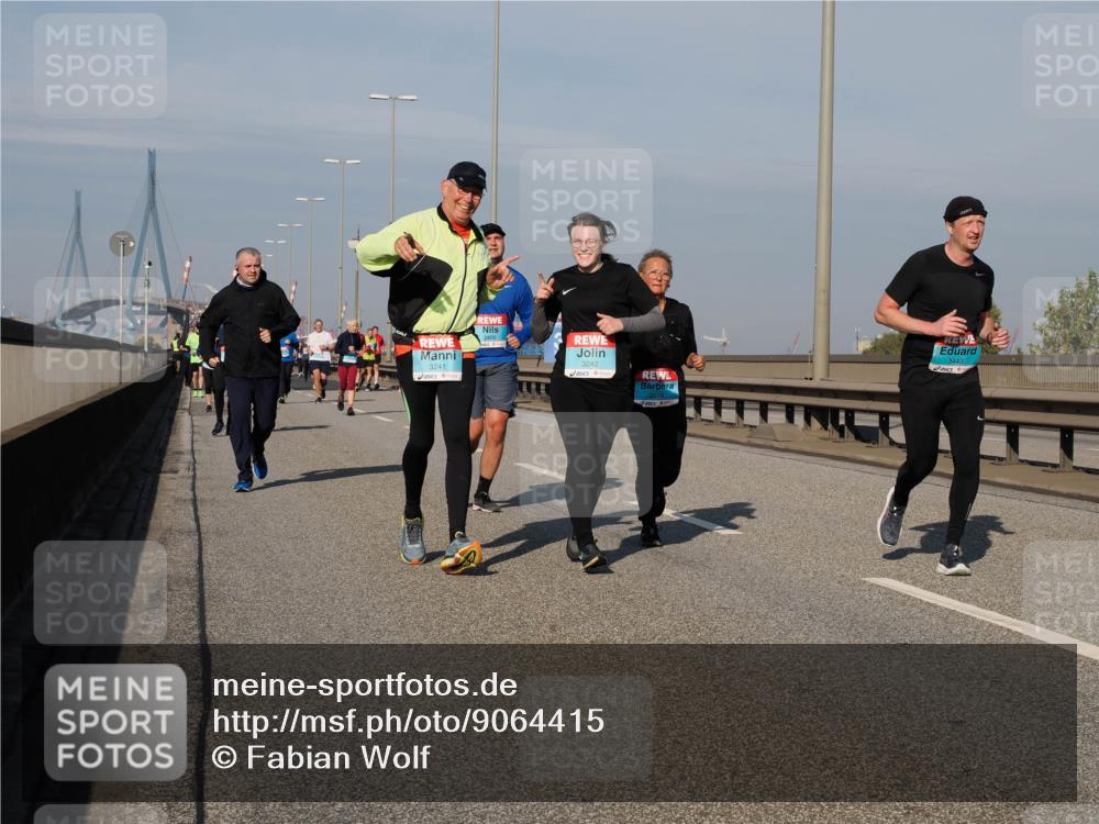 03.10.2025 - Köhlbrandbrückenlauf Fabian Wolf http://msf.ph/oto/9064415 03.10.2025 10:07:36 Position 3 3241, 2409, 1, 3242, 3443 meine-sportfotos.de