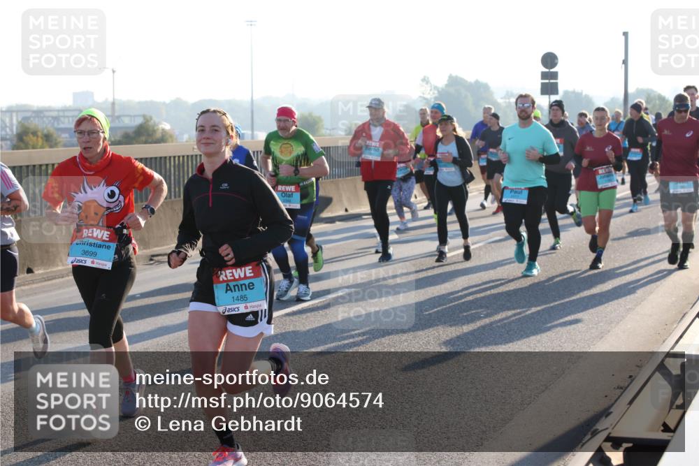 03.10.2025 - Köhlbrandbrückenlauf Lena Gebhardt http://msf.ph/oto/9064574 03.10.2025 09:21:39 Position 1 3699, 1485, 3348 meine-sportfotos.de