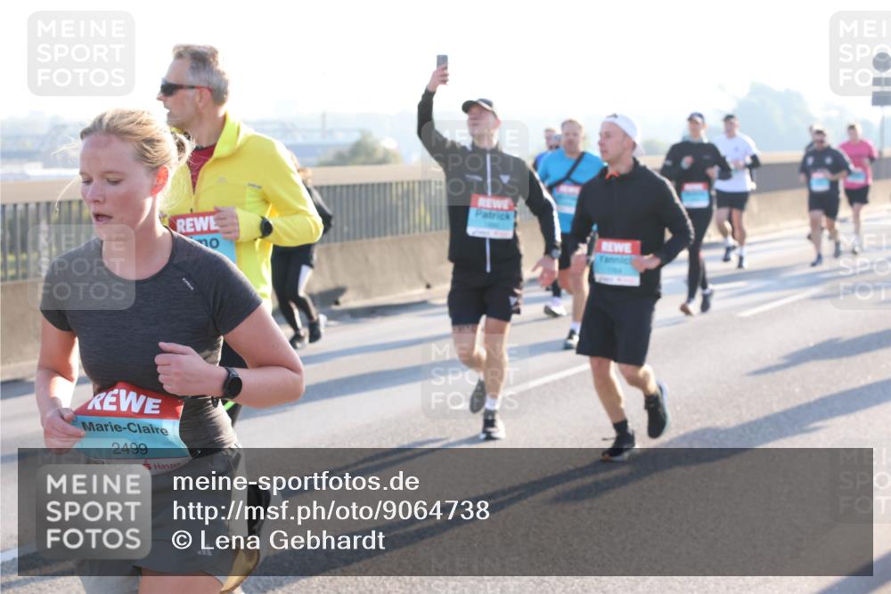 03.10.2025 - Köhlbrandbrückenlauf Lena Gebhardt http://msf.ph/oto/9064738 03.10.2025 09:21:47 Position 1 2499 meine-sportfotos.de