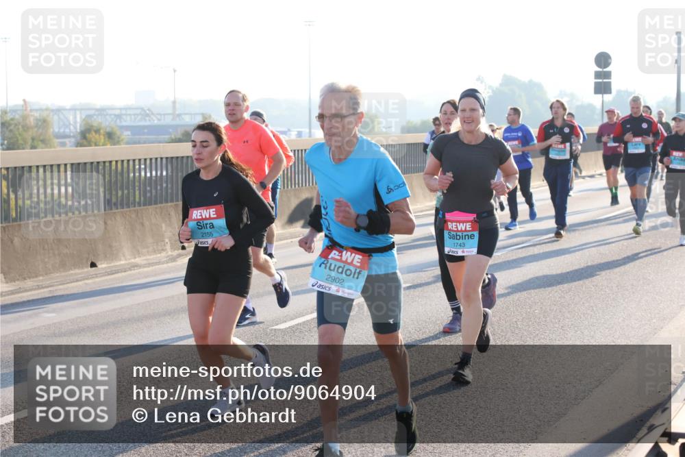 03.10.2025 - Köhlbrandbrückenlauf Lena Gebhardt http://msf.ph/oto/9064904 03.10.2025 09:21:56 Position 1 2155, 2902, 1743 meine-sportfotos.de