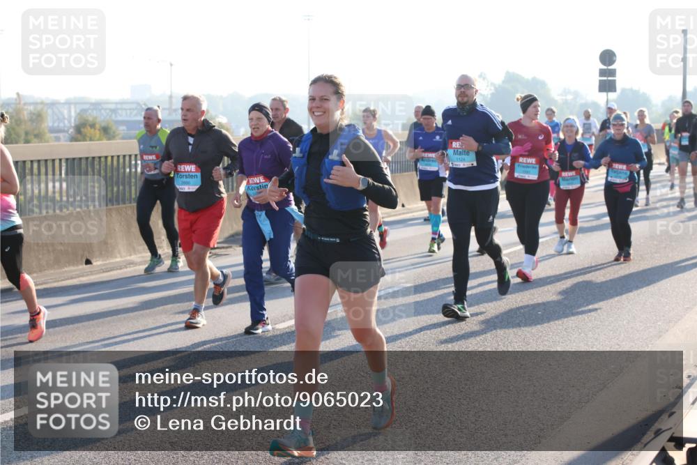 03.10.2025 - Köhlbrandbrückenlauf Lena Gebhardt http://msf.ph/oto/9065023 03.10.2025 09:22:09 Position 1 2886, 1124 meine-sportfotos.de