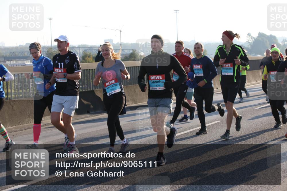 03.10.2025 - Köhlbrandbrückenlauf Lena Gebhardt http://msf.ph/oto/9065111 03.10.2025 09:22:15 Position 1 11, 1907, 1905, 1558, 1201 meine-sportfotos.de