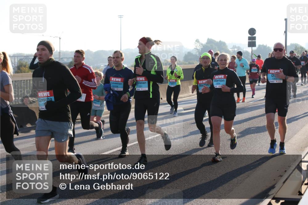 03.10.2025 - Köhlbrandbrückenlauf Lena Gebhardt http://msf.ph/oto/9065122 03.10.2025 09:22:16 Position 1 1558, 11201, 1304, 1303 meine-sportfotos.de