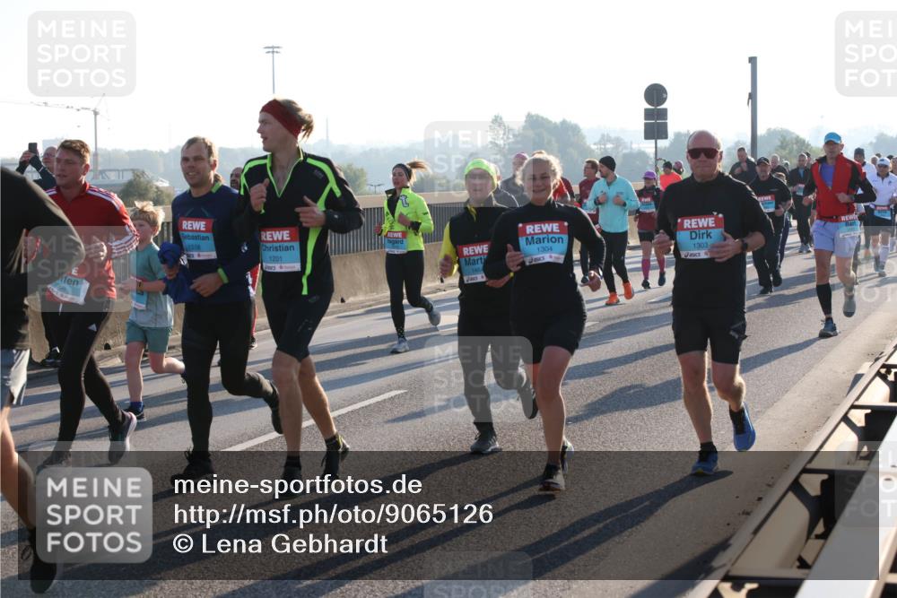 03.10.2025 - Köhlbrandbrückenlauf Lena Gebhardt http://msf.ph/oto/9065126 03.10.2025 09:22:16 Position 1 1558, 1201, 1304, 1464, 1303 meine-sportfotos.de