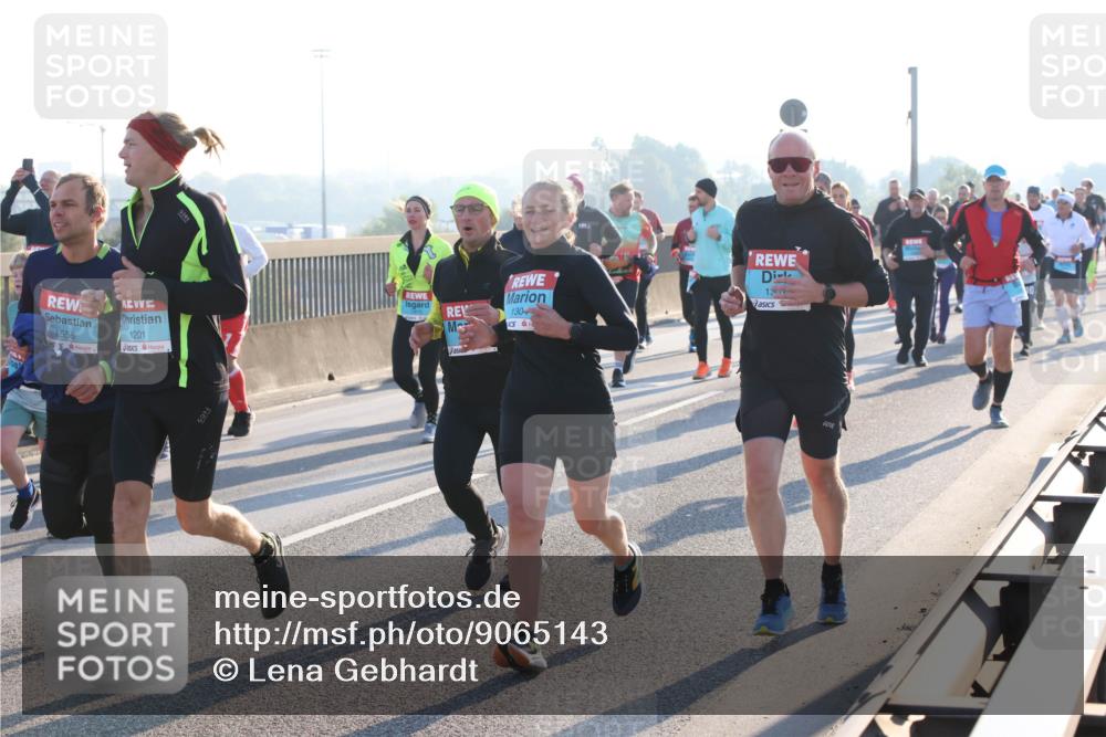 03.10.2025 - Köhlbrandbrückenlauf Lena Gebhardt http://msf.ph/oto/9065143 03.10.2025 09:22:16 Position 1 1558, 1201, 1304, 13 meine-sportfotos.de