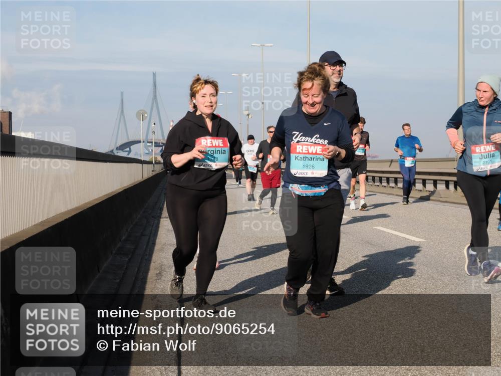 03.10.2025 - Köhlbrandbrückenlauf Fabian Wolf http://msf.ph/oto/9065254 03.10.2025 10:08:21 Position 3 1748, 2023, 1926, 2101 meine-sportfotos.de