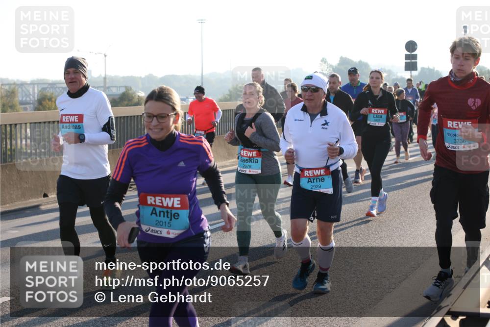 03.10.2025 - Köhlbrandbrückenlauf Lena Gebhardt http://msf.ph/oto/9065257 03.10.2025 09:22:23 Position 1 2015, 1829, 3738, 2678, 2929 meine-sportfotos.de