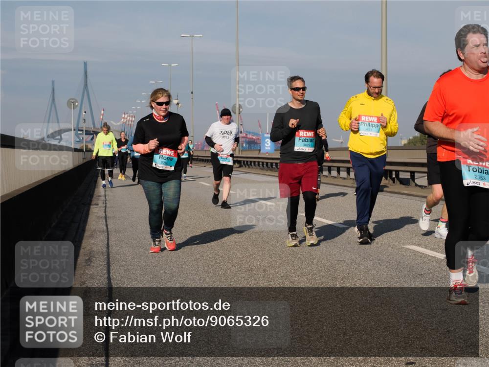 03.10.2025 - Köhlbrandbrückenlauf Fabian Wolf http://msf.ph/oto/9065326 03.10.2025 10:08:25 Position 3 2023, 2280, 3429, 3451, 2163 meine-sportfotos.de