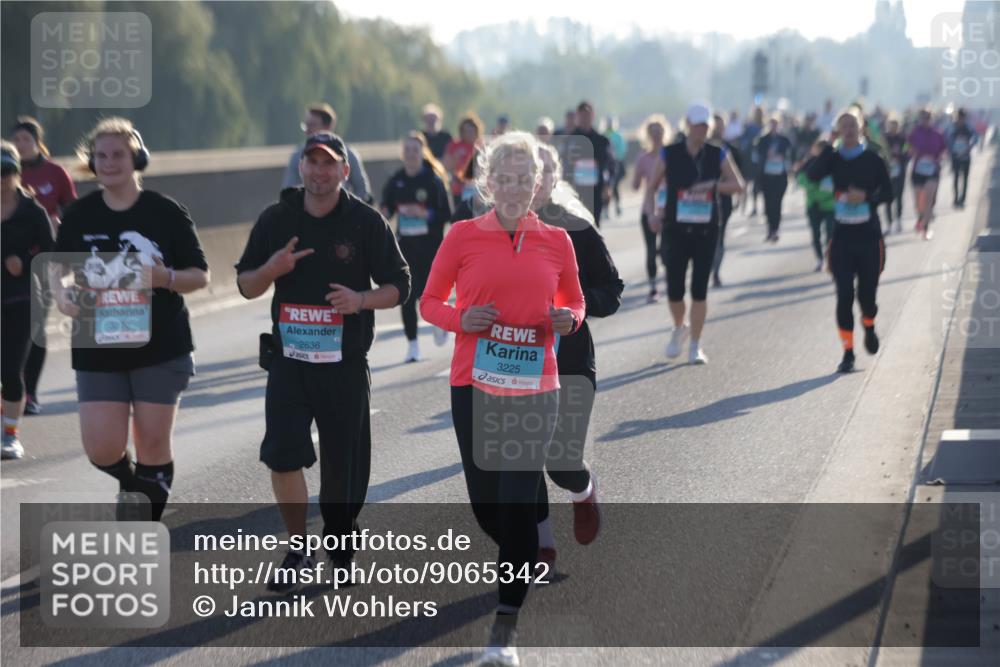 03.10.2025 - Köhlbrandbrückenlauf Jannik Wohlers http://msf.ph/oto/9065342 03.10.2025 09:26:15 Position 3 3370, 2636, 3225 meine-sportfotos.de