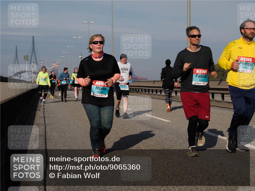 03.10.2025 - Köhlbrandbrückenlauf Fabian Wolf http://msf.ph/oto/9065360 03.10.2025 10:08:26 Position 3 2023, 2000, 2280, 3429, 3451 meine-sportfotos.de