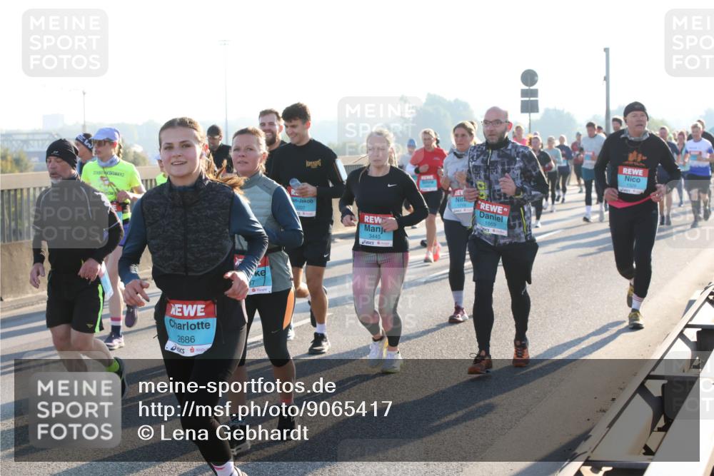 03.10.2025 - Köhlbrandbrückenlauf Lena Gebhardt http://msf.ph/oto/9065417 03.10.2025 09:22:31 Position 1 2686, 3207, 3445, 1669 meine-sportfotos.de