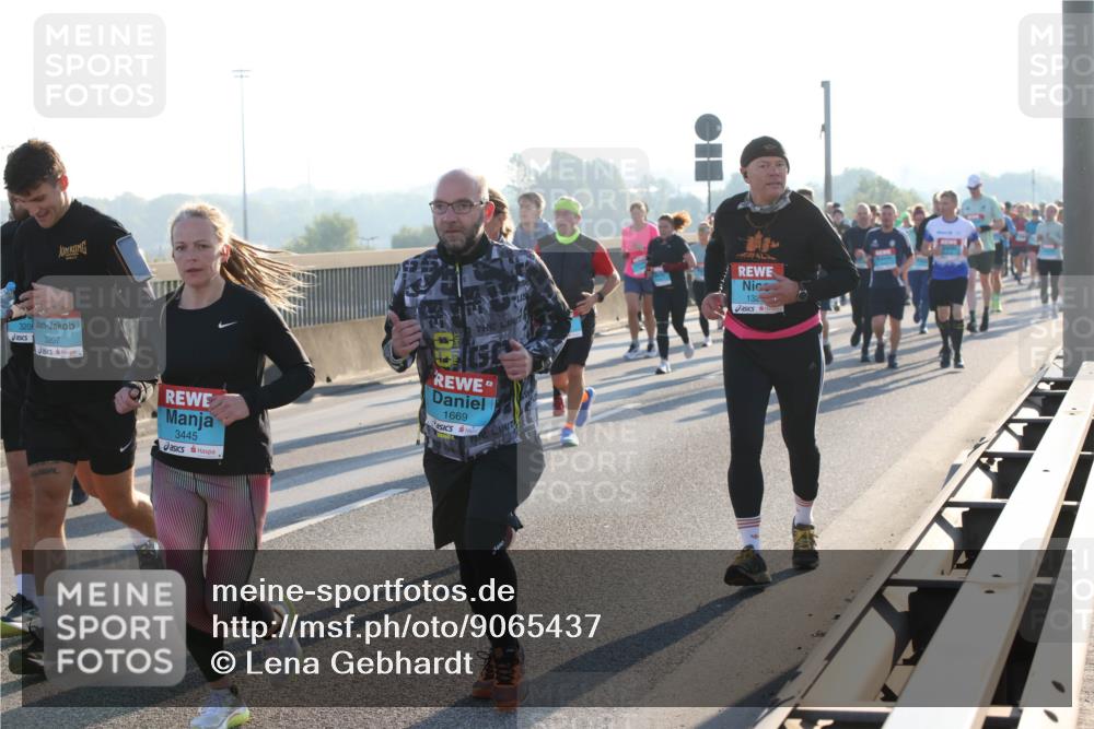 03.10.2025 - Köhlbrandbrückenlauf Lena Gebhardt http://msf.ph/oto/9065437 03.10.2025 09:22:32 Position 1 320, 3207, 3445, 1669, 132 meine-sportfotos.de
