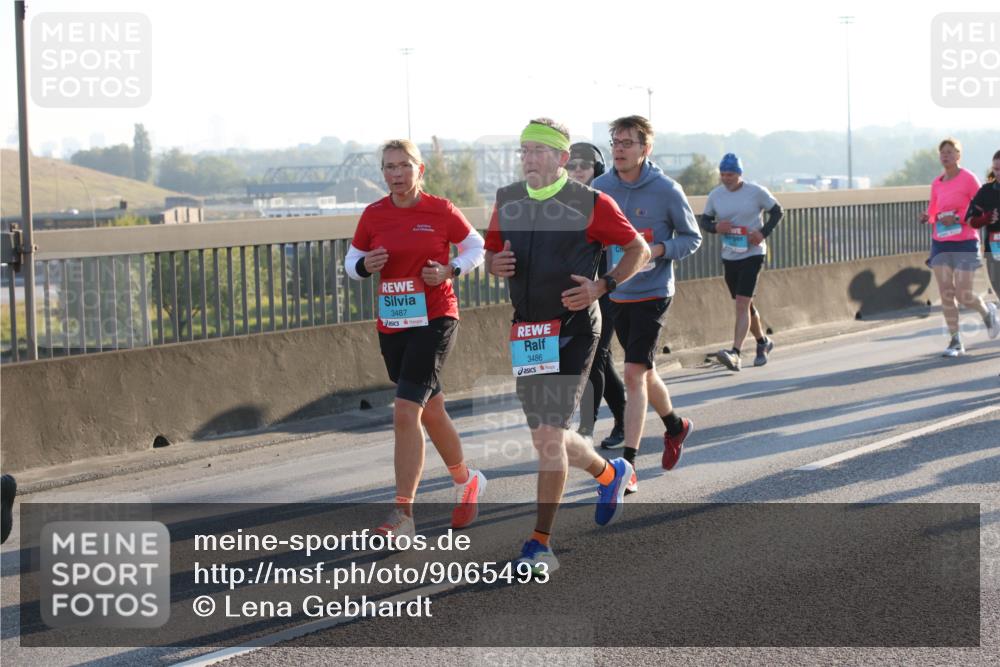03.10.2025 - Köhlbrandbrückenlauf Lena Gebhardt http://msf.ph/oto/9065493 03.10.2025 09:22:35 Position 1 3487, 3486 meine-sportfotos.de